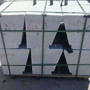 六安 芝麻白异形坐凳，石凳