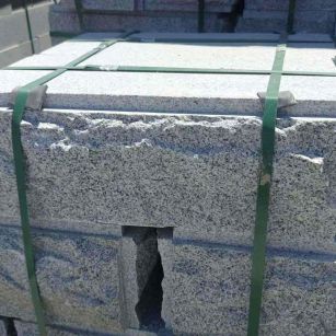 六安 芝麻白花岗岩自然面成品