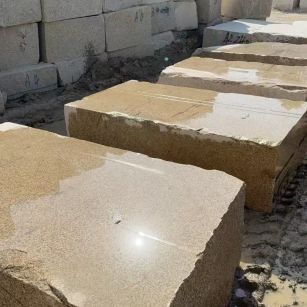 六安 黄金麻方料堆场洗料分选中，原材料充足