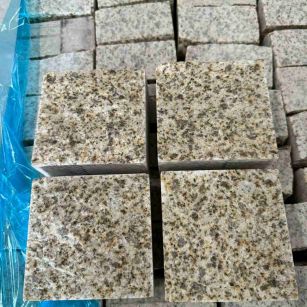 六安 黄金麻花岗岩自然面小方块，弹石，马蹄石等