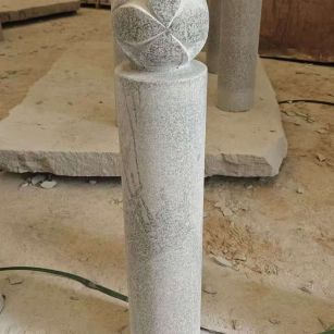 六安 芝麻白花岗岩石材挡车石柱、停车柱、圆柱挡车柱、方柱挡车柱等