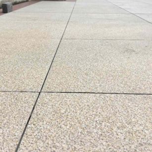 六安 黄金麻花岗岩石板材荔枝面地面铺装效果