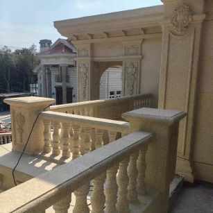 六安 黄金麻别墅外墙干挂雕花配合阳台栏杆花瓶柱