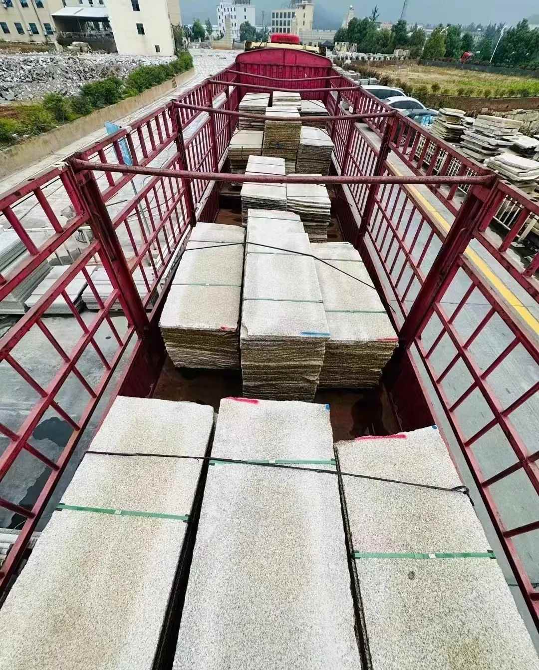 六安 黄金麻花岗岩荔枝面，光面毛板装车完成