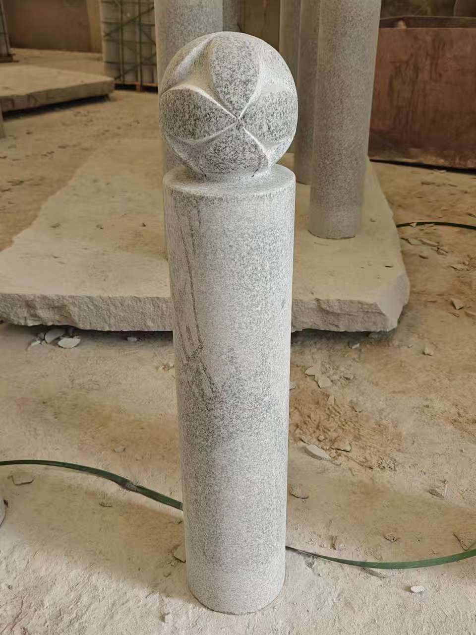 六安 芝麻白花岗岩石材挡车石柱、停车柱、圆柱挡车柱、方柱挡车柱等