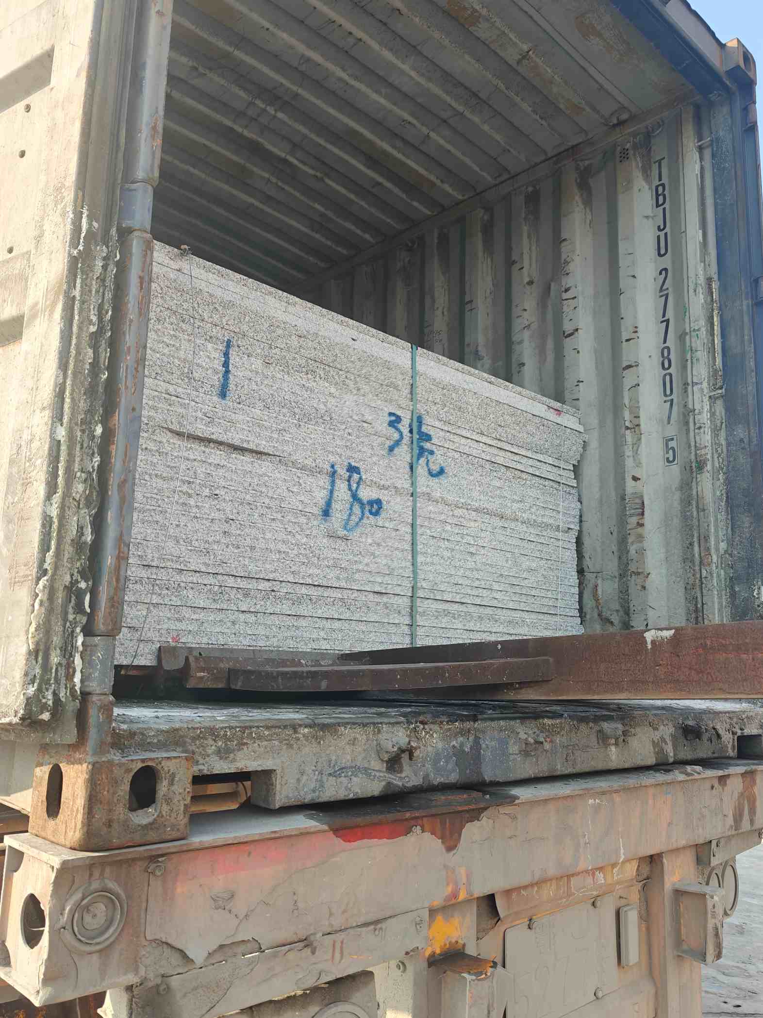 六安 芝麻白花岗岩石材3.0公分光面毛板装柜出货