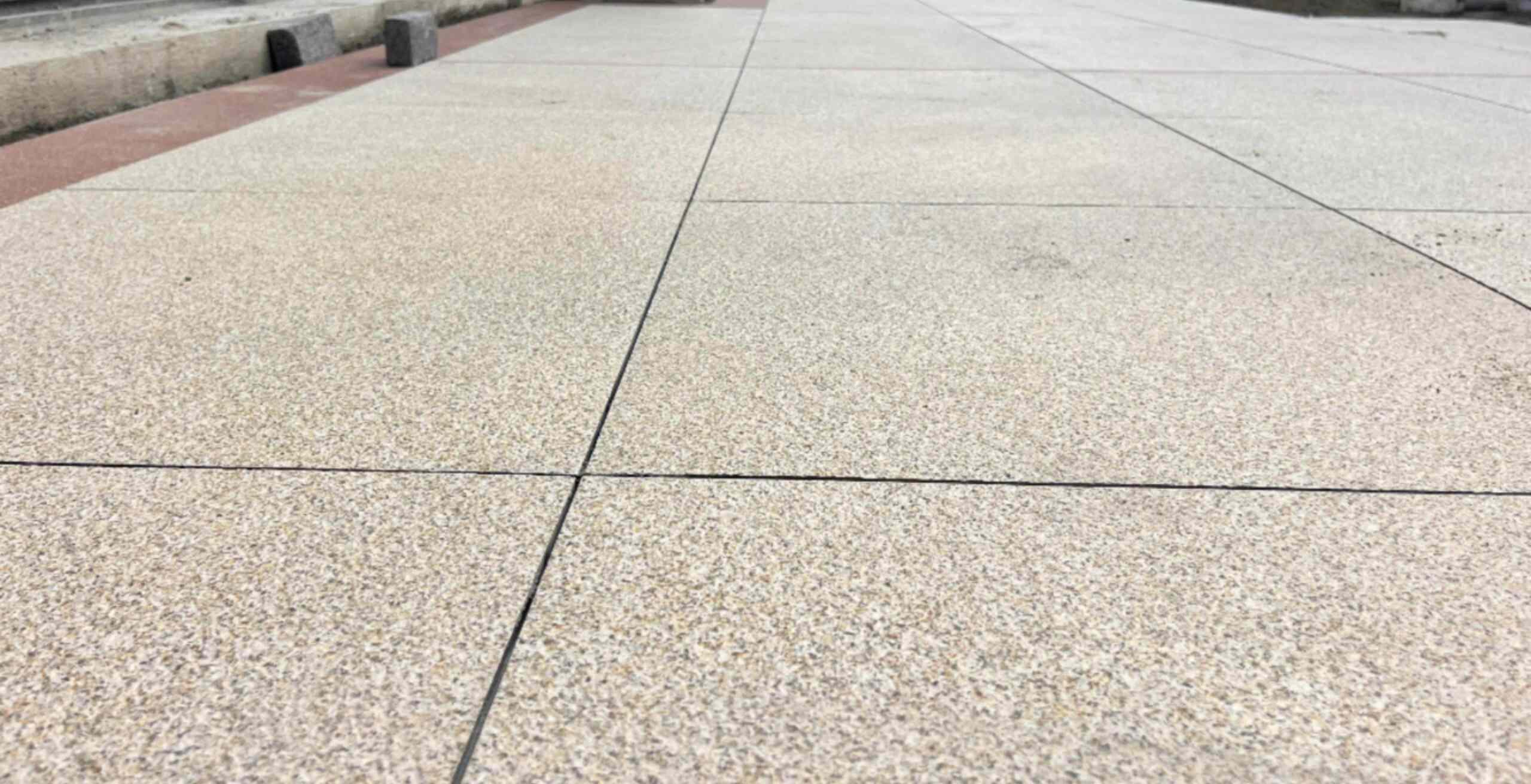 六安 黄金麻花岗岩石板材荔枝面地面铺装效果