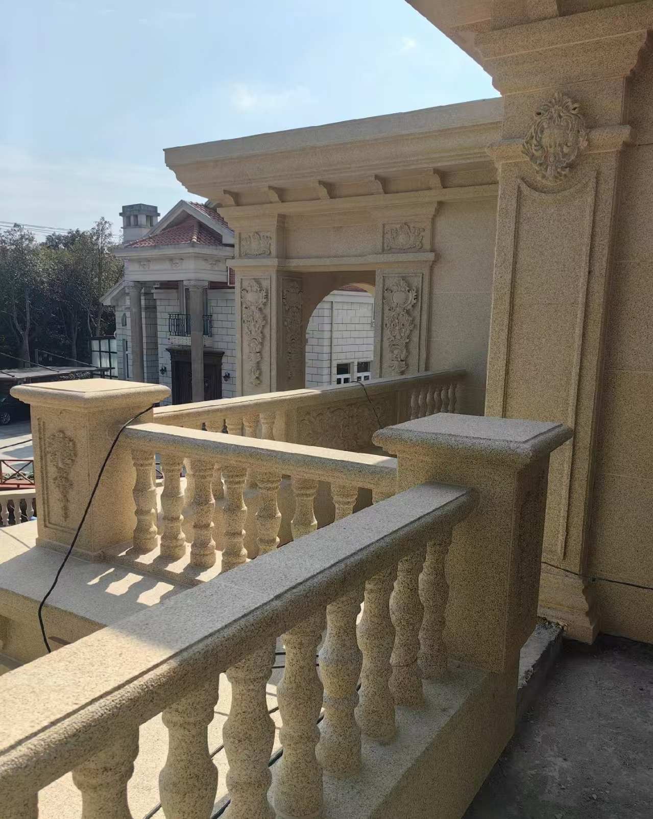 六安 黄金麻别墅外墙干挂雕花配合阳台栏杆花瓶柱