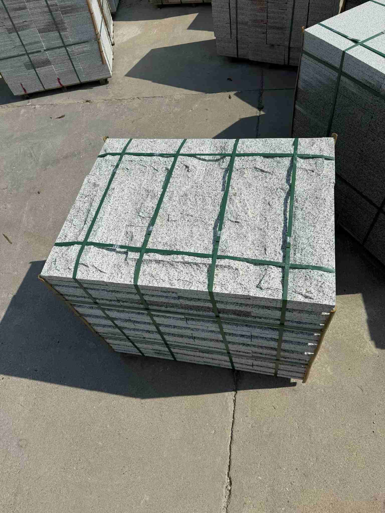 六安 白麻花岗岩石材自然面蘑菇石成品