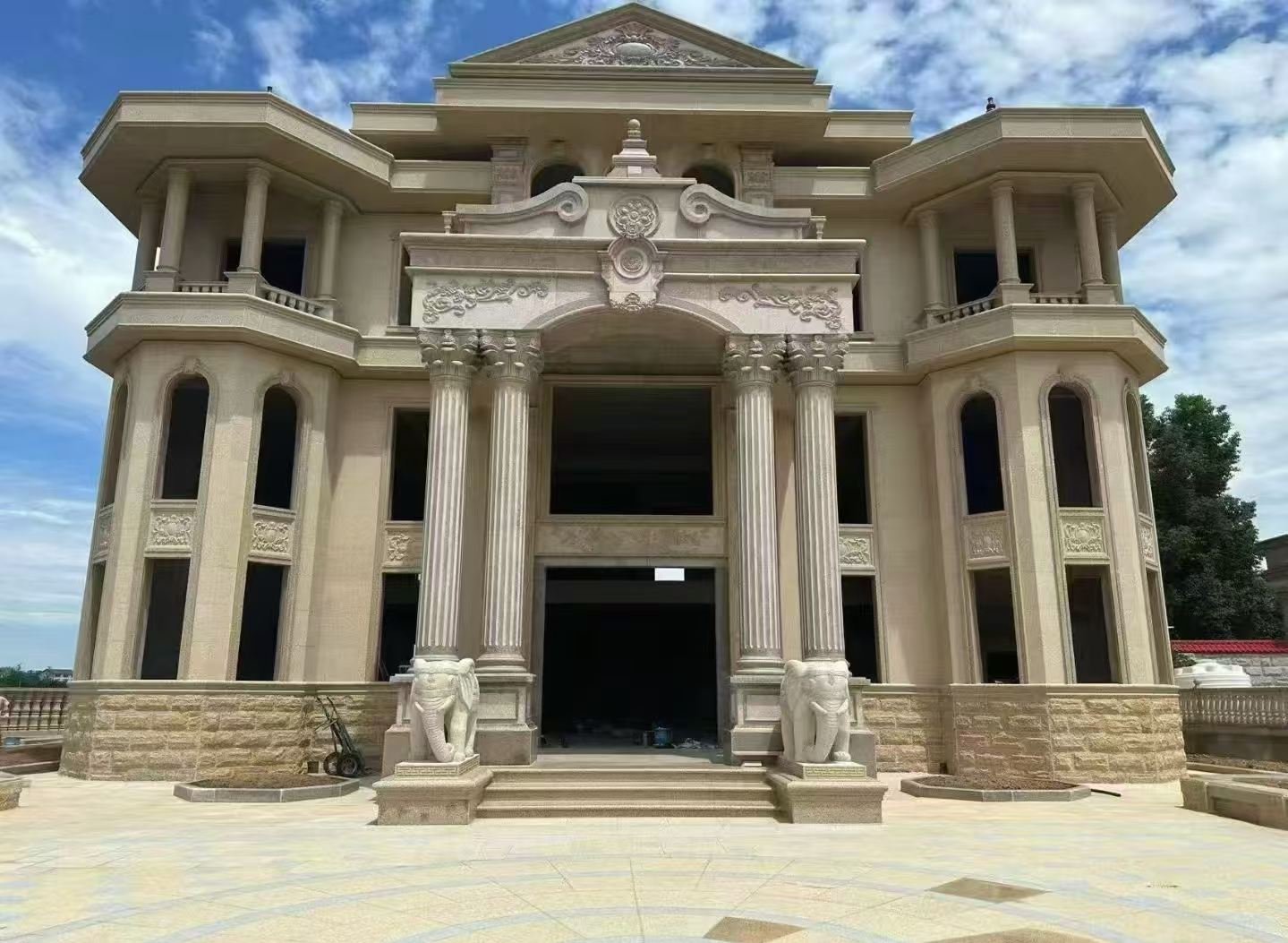 六安 黄金麻别墅外墙干挂，大柱，大象，蘑菇石，雕花板