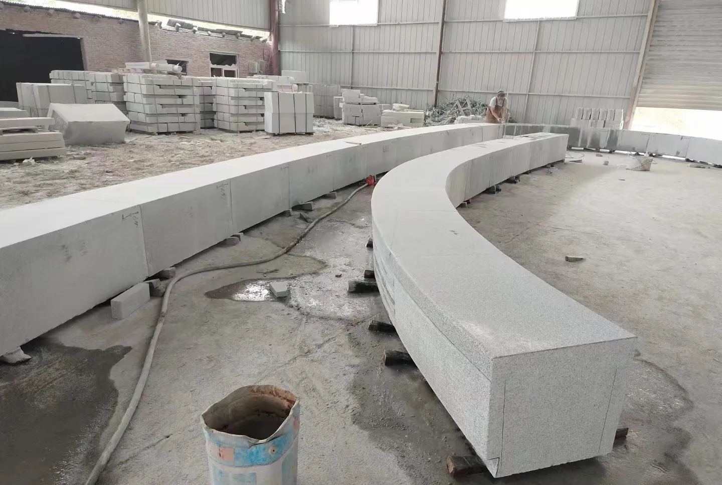 六安芝麻白花岗岩石板材 园林光面弧形坐凳