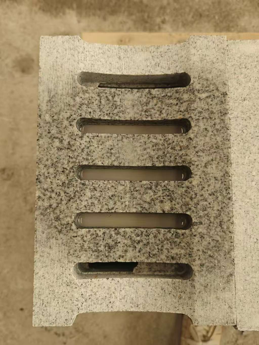 六安 芝麻白拉丝面花岗岩U型开槽排水槽