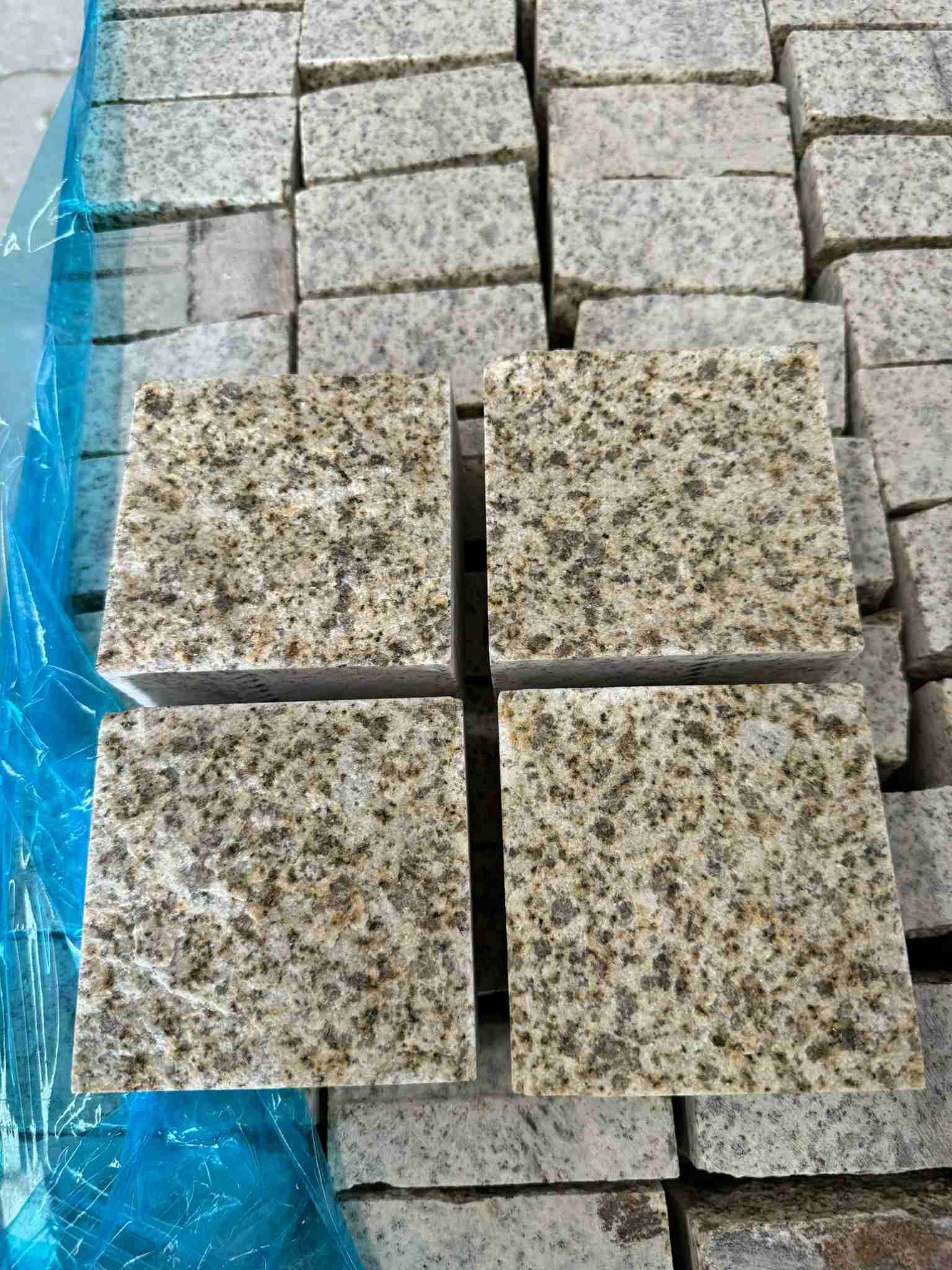 六安 黄金麻花岗岩自然面小方块，弹石，马蹄石等