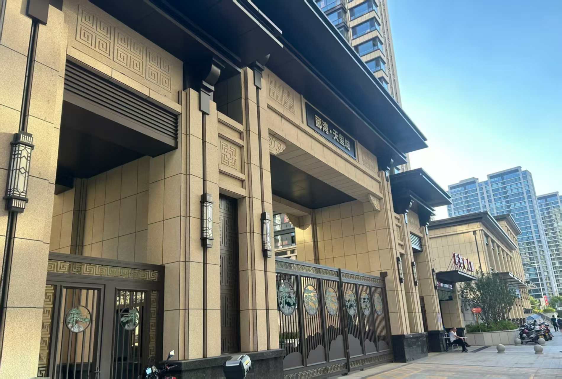 六安 黄金麻花岗岩荔枝面小区门楼外墙干挂