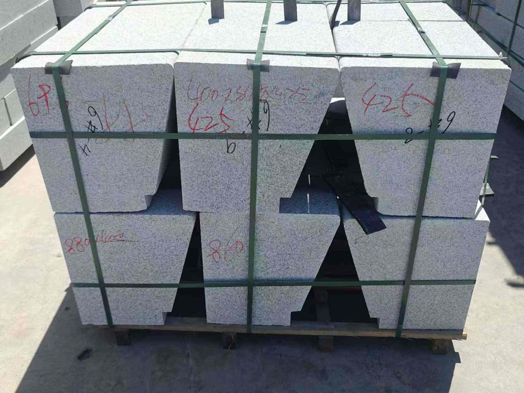 六安 芝麻白异形坐凳，石凳