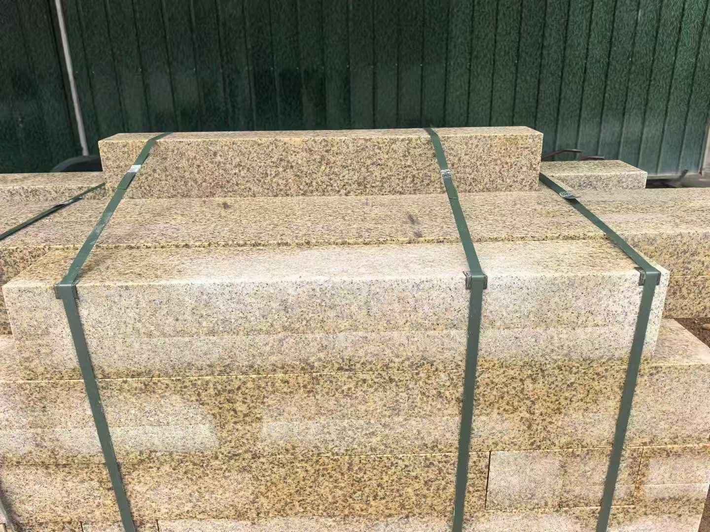 六安 黄金麻花岗岩石材机切面栏杆料半成品