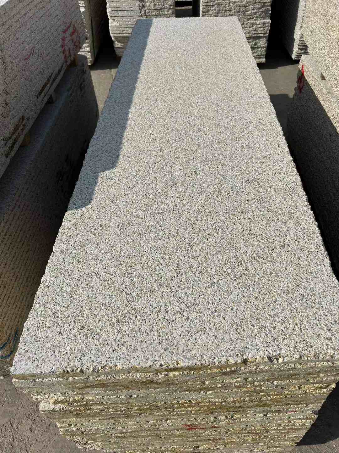 六安 黄金麻花岗岩荔枝面毛板，半成品