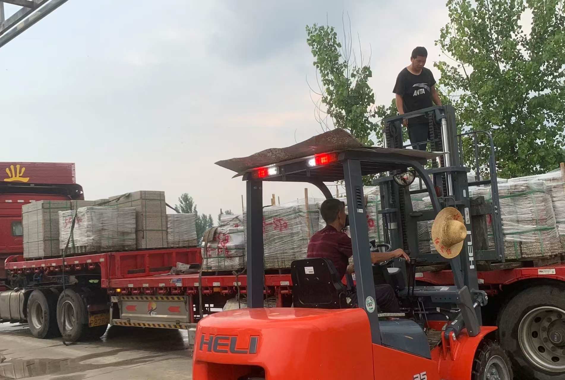 六安 黄金麻冰裂纹，地铺石装车