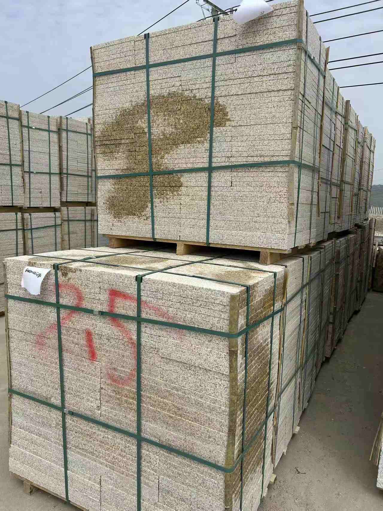 六安 黄金麻花岗岩石材荔枝面地铺石2.5*300*600