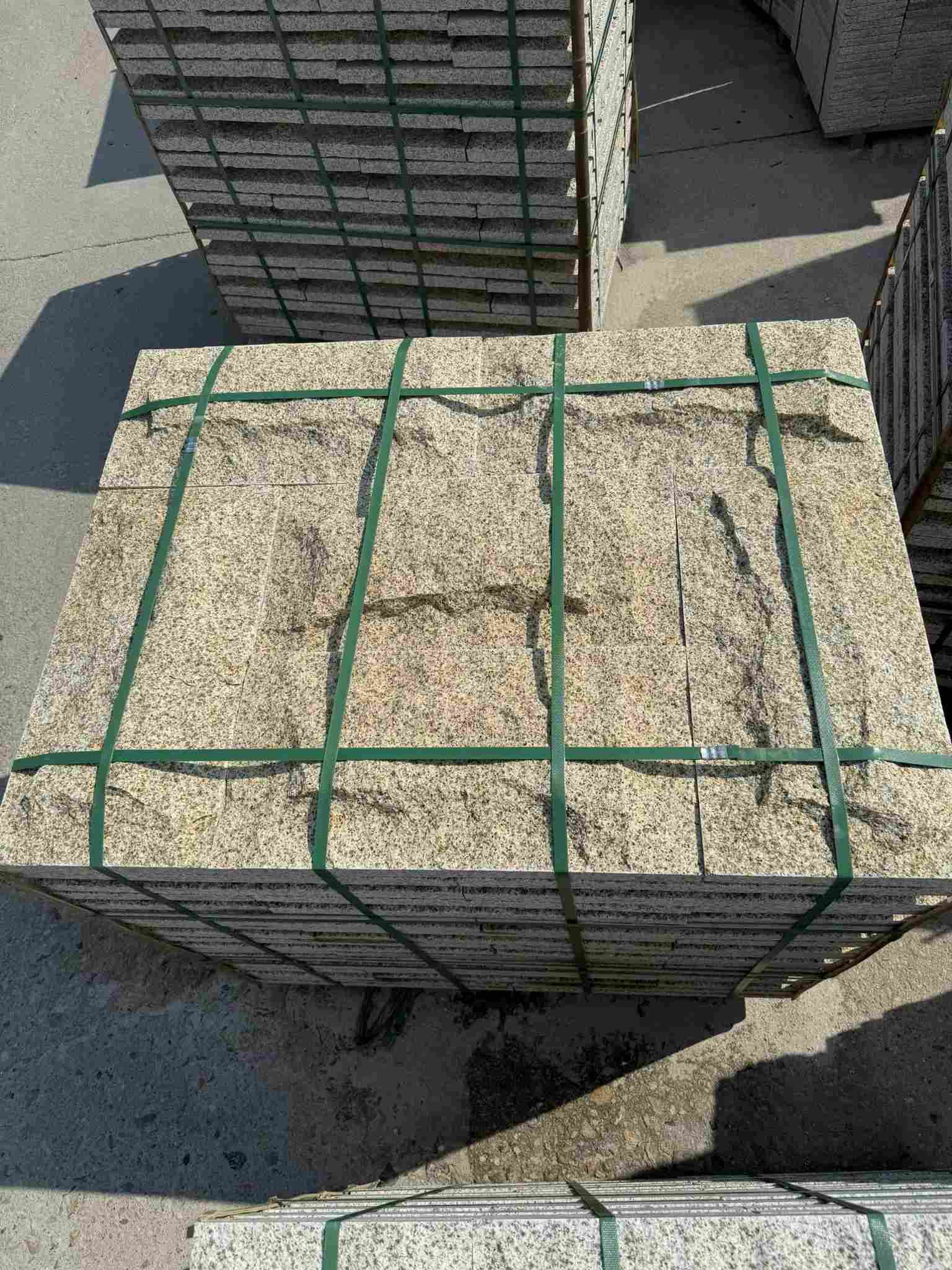 六安 黄金麻花岗岩石材自然面蘑菇石成品