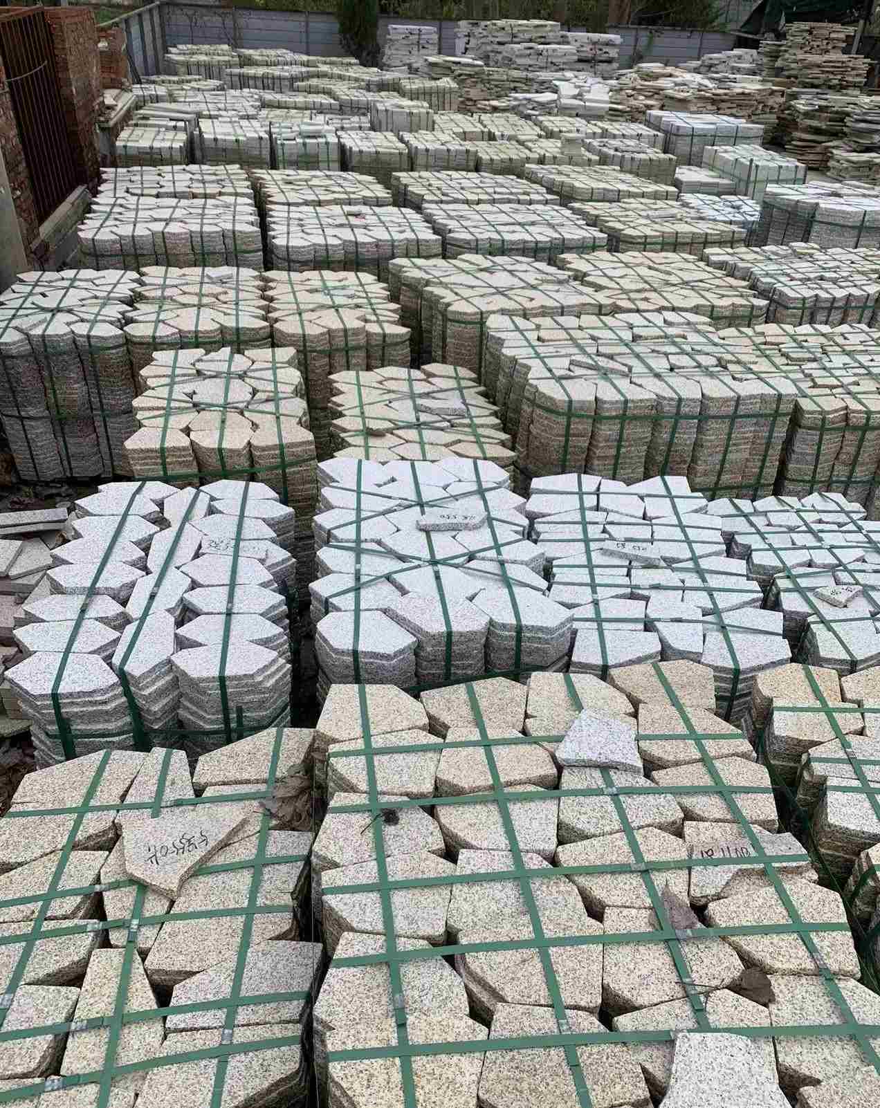 六安 黄金麻白麻花岗岩荔枝面地铺石(冰裂纹)