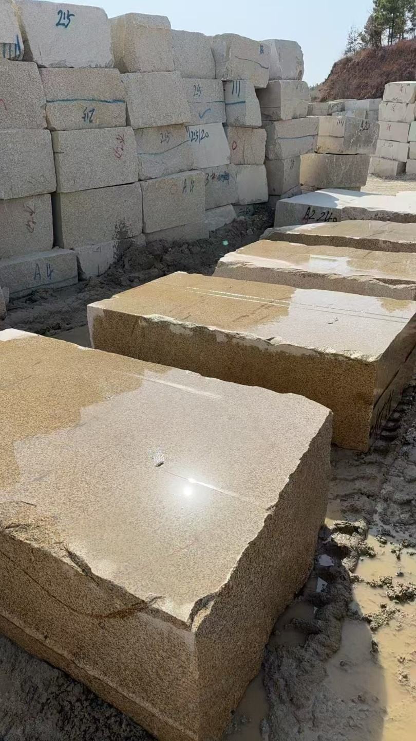 六安 黄金麻方料堆场洗料分选中，原材料充足