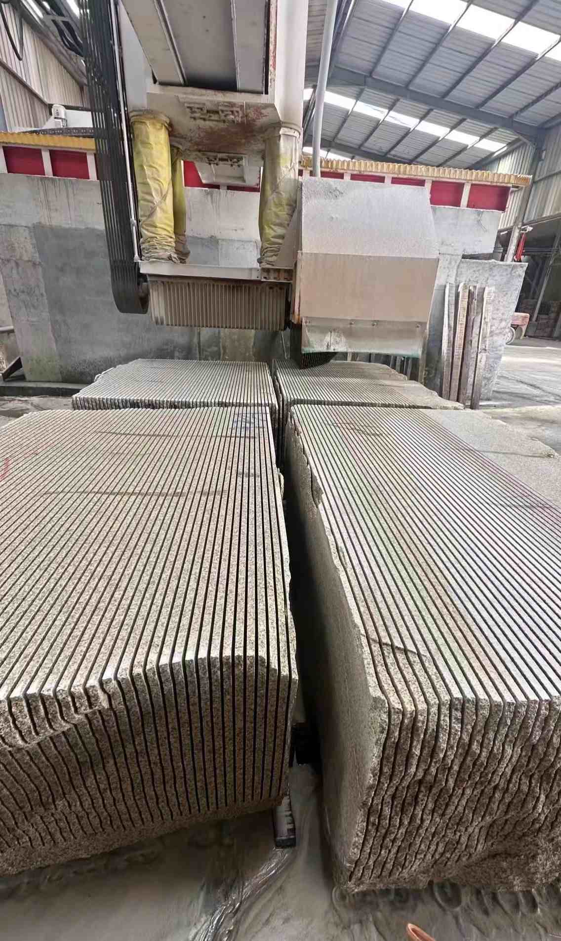 六安 车间生产日常，黄金麻白麻花岗岩