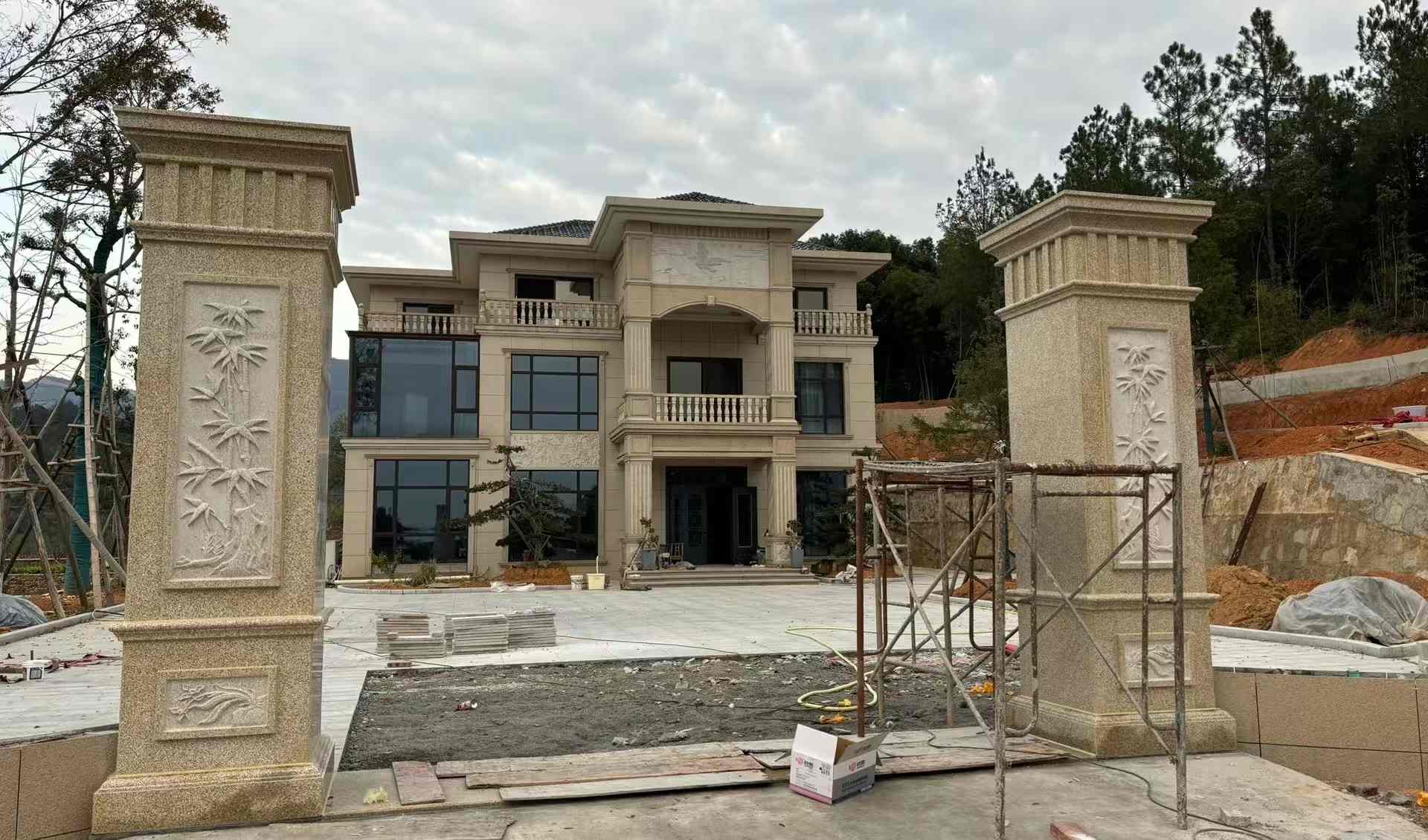 六安 黄金麻花岗岩别墅雕花外墙干挂配上门口雕花罗马柱