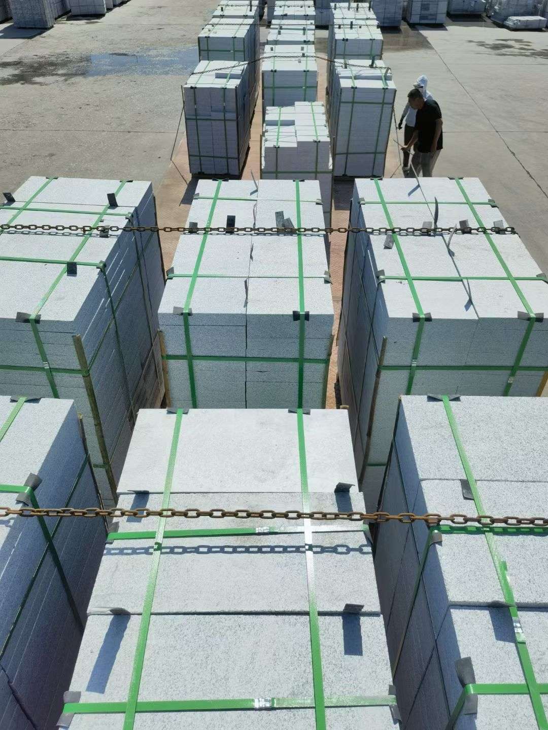 六安 芝麻白花岗岩5公分地铺石 花岗岩厂家工厂装车日常